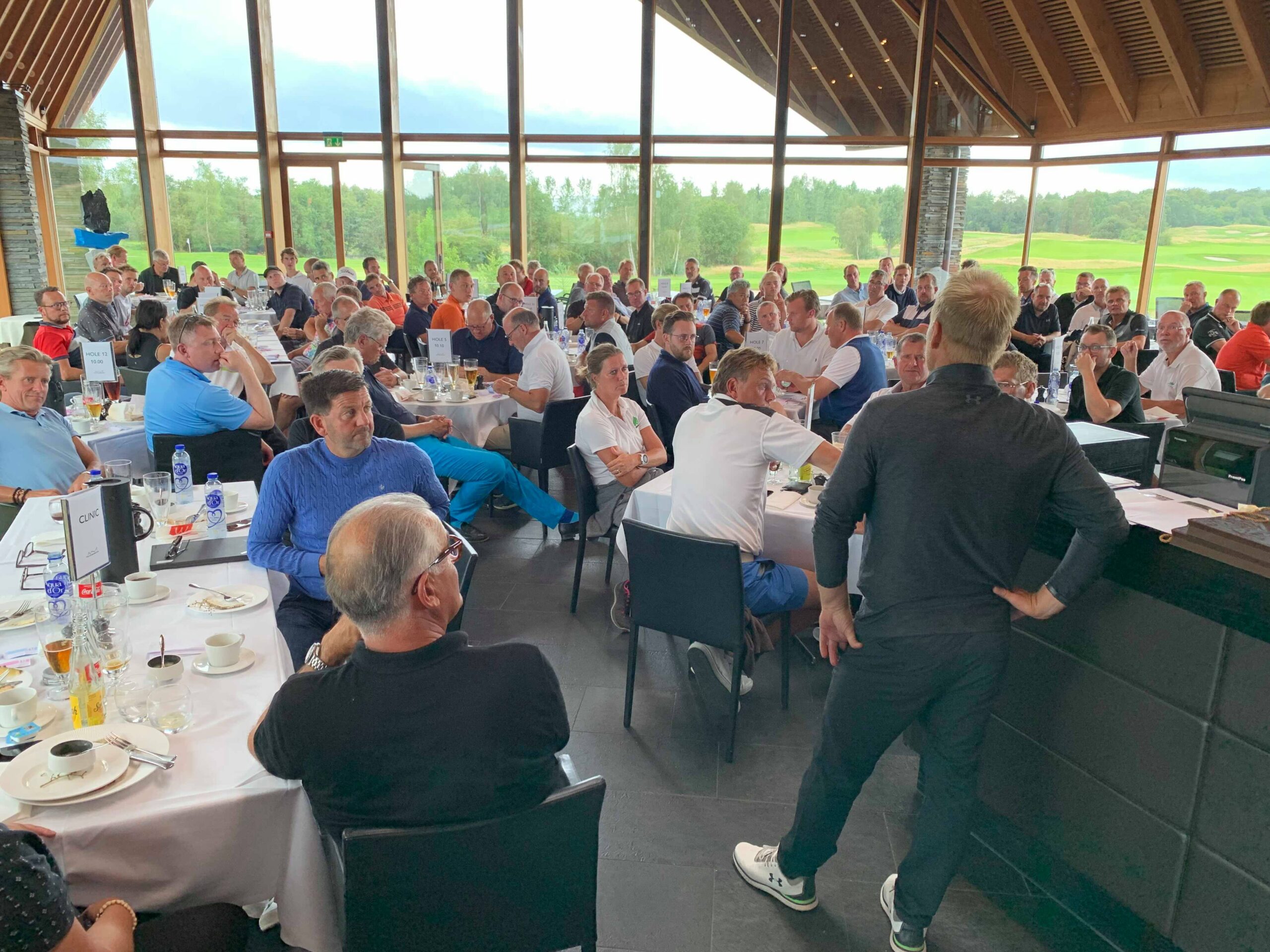 Søren Kjeldsen fortæller deltagerne i årets Ronald mcdobald BørneFond Charity Gokf Cup om golfoplevelser i det forgangne år