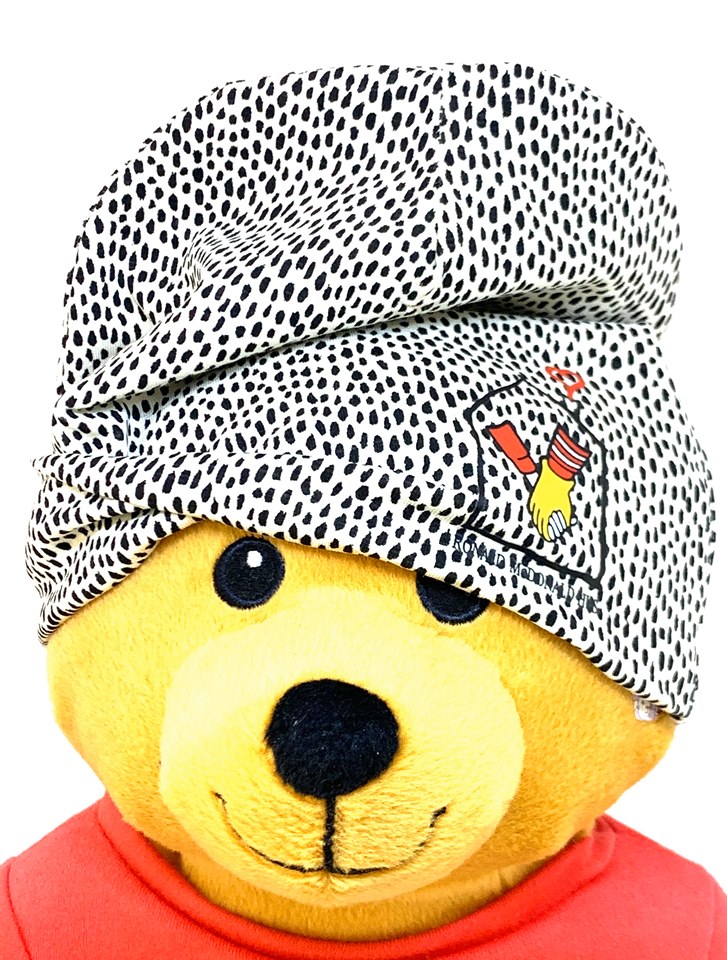 Ny hue – hvid, på kram bamse